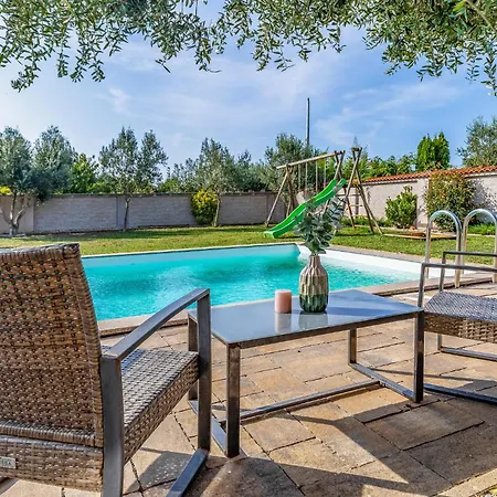 Awesome In With Outdoor Swimming Pool Σπίτι διακοπών Πούλα
