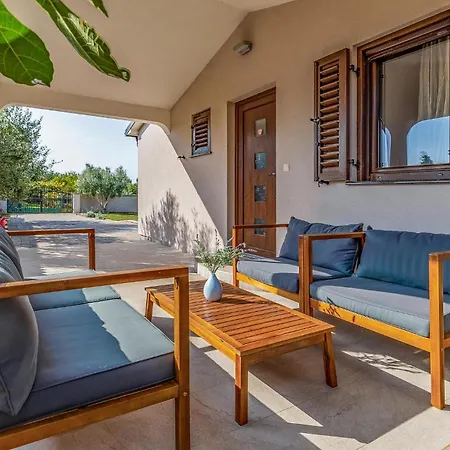 Awesome In With Outdoor Swimming Pool *