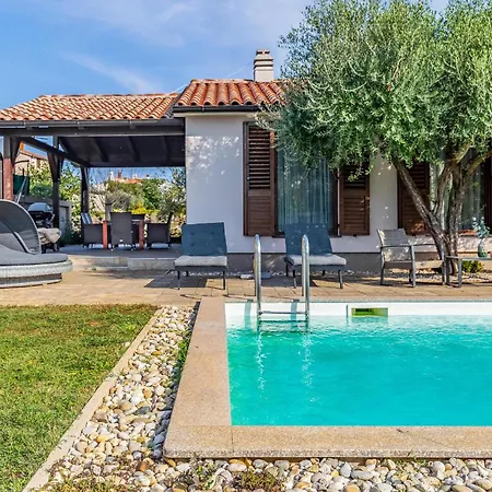 Holiday home Awesome In With Outdoor Swimming Pool